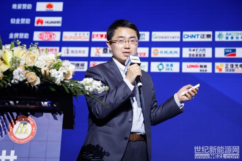 4月27日，第三屆世紀(jì)光伏大會(huì)在上海舉行，會(huì)議以“新能源 新未來(lái)”為主題，旨在研究萬(wàn)億光伏產(chǎn)業(yè)后市場(chǎng)的挑戰(zhàn)與機(jī)遇。

本次論壇由由世紀(jì)新能源網(wǎng)、光伏品牌實(shí)驗(yàn)室（PVBL）聯(lián)合主辦，近500余位嘉賓代表齊聚一堂，各抒己見(jiàn)，從不同的角度對(duì)中國(guó)光伏發(fā)展建言獻(xiàn)策，熱烈探討未來(lái)中國(guó)光伏發(fā)展之路