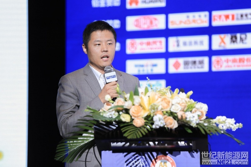 4月27日，第三屆世紀(jì)光伏大會(huì)在上海舉行，會(huì)議以“新能源 新未來(lái)”為主題，旨在研究萬(wàn)億光伏產(chǎn)業(yè)后市場(chǎng)的挑戰(zhàn)與機(jī)遇。

本次論壇由由世紀(jì)新能源網(wǎng)、光伏品牌實(shí)驗(yàn)室（PVBL）聯(lián)合主辦，近500余位嘉賓代表齊聚一堂，各抒己見(jiàn)，從不同的角度對(duì)中國(guó)光伏發(fā)展建言獻(xiàn)策，熱烈探討未來(lái)中國(guó)光伏發(fā)展之路