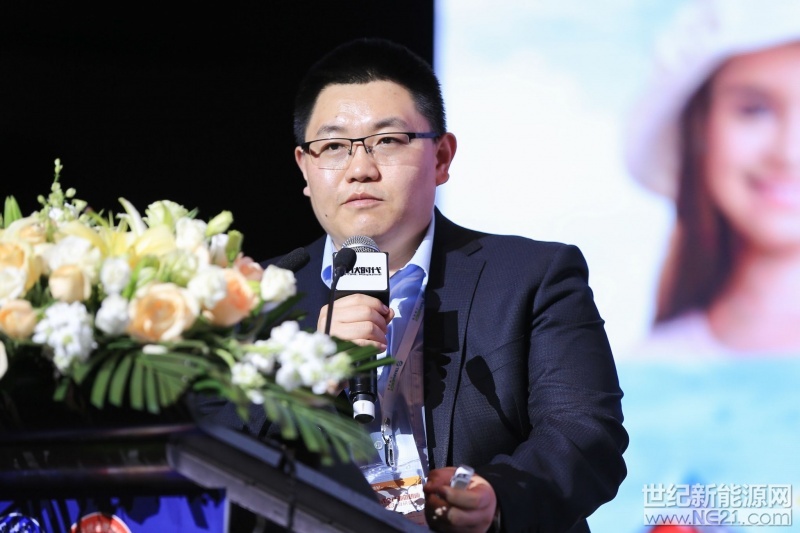 4月27日，第三屆世紀(jì)光伏大會(huì)在上海舉行，會(huì)議以“新能源 新未來(lái)”為主題，旨在研究萬(wàn)億光伏產(chǎn)業(yè)后市場(chǎng)的挑戰(zhàn)與機(jī)遇。

本次論壇由由世紀(jì)新能源網(wǎng)、光伏品牌實(shí)驗(yàn)室（PVBL）聯(lián)合主辦，近500余位嘉賓代表齊聚一堂，各抒己見(jiàn)，從不同的角度對(duì)中國(guó)光伏發(fā)展建言獻(xiàn)策，熱烈探討未來(lái)中國(guó)光伏發(fā)展之路