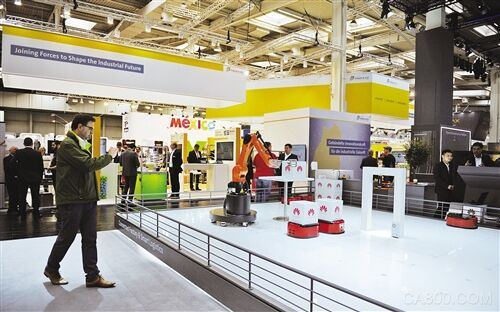 
	原標(biāo)題：聚焦人工智能和數(shù)字化 漢諾威工業(yè)展描繪未來制造業(yè)


	


	


	 


	圖為華為公司在漢諾威工業(yè)展上演示最新產(chǎn)品。記者 謝 飛攝


	


	  一年一度的漢諾威工業(yè)展近日在德國(guó)漢諾威舉行