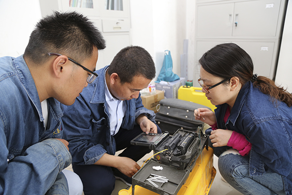 4月27日，新疆第二師天泰電力有限責(zé)任公司通信班班長(zhǎng)王成山正在手把手教新員工學(xué)習(xí)全套光纖熔接技術(shù)，這是該公司開展“弘揚(yáng)工匠精神 推動(dòng)高質(zhì)量發(fā)展”活動(dòng)的一個(gè)縮影。將比頭發(fā)絲還細(xì)的6組24根光纖熔接在一起，需要掌握平、穩(wěn)、快三字剝纖法、裸纖清潔和切割、熔纖機(jī)光纖接續(xù)等多項(xiàng)技術(shù)要領(lǐng)，對(duì)接續(xù)人員操作水平、操作步驟、熔接參數(shù)設(shè)置要求極高