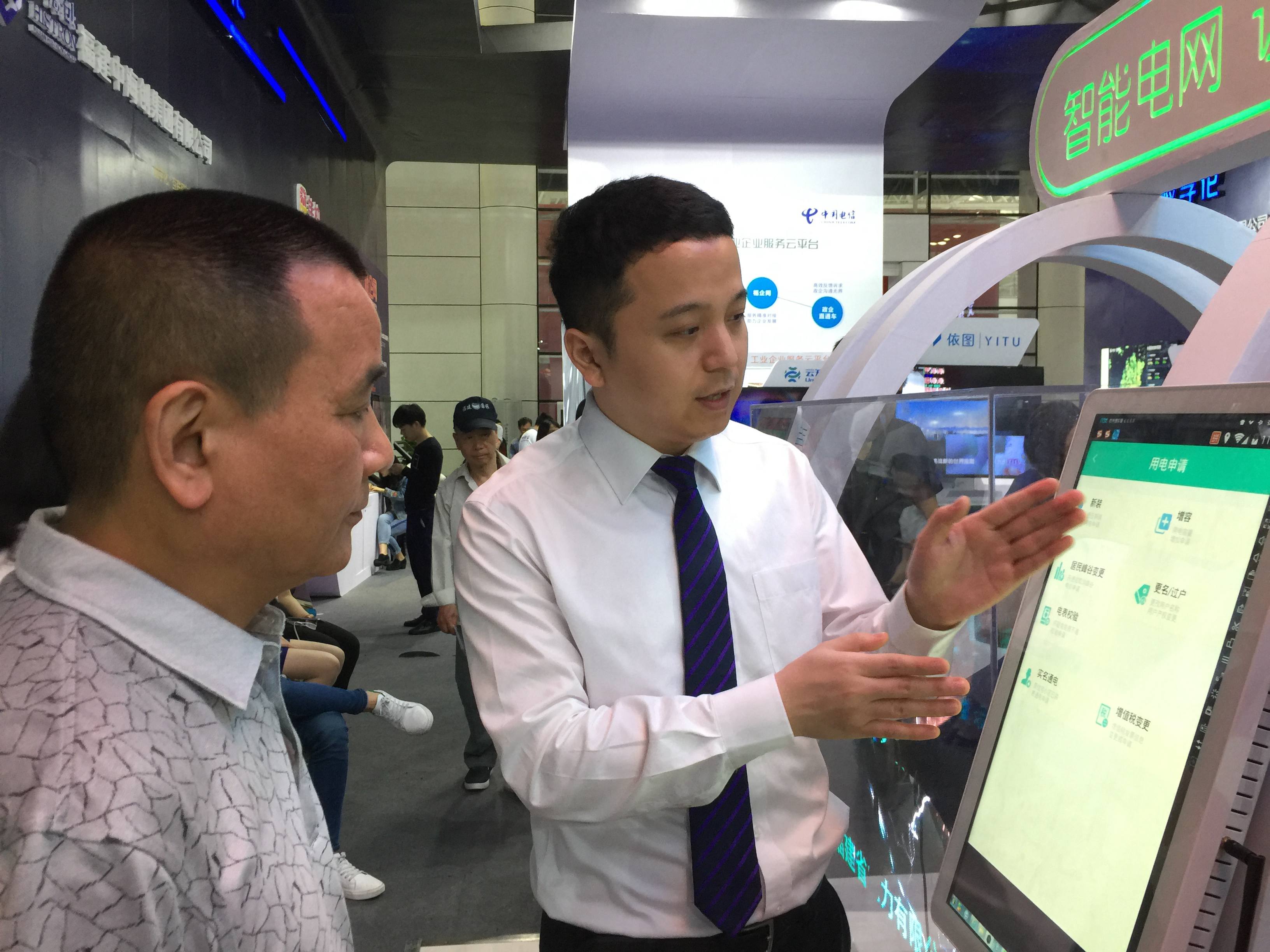 
　　4月24日，國(guó)網(wǎng)福建客服中心員工在首屆數(shù)字中國(guó)建設(shè)峰會(huì)福建館向參觀者介紹“掌上電力”、電e寶、微信公眾號(hào)等線上辦電服務(wù)。近年來(lái)，該中心大力推行“互聯(lián)網(wǎng)+”營(yíng)銷服務(wù)應(yīng)用工作，積極開(kāi)展客戶體驗(yàn)，把握客戶需求點(diǎn)，精準(zhǔn)發(fā)力，通過(guò)數(shù)字化手段，增強(qiáng)智能互動(dòng)能力，從客戶感知視角審視和改進(jìn)服務(wù)工作，不斷打造更加優(yōu)質(zhì)的服務(wù)