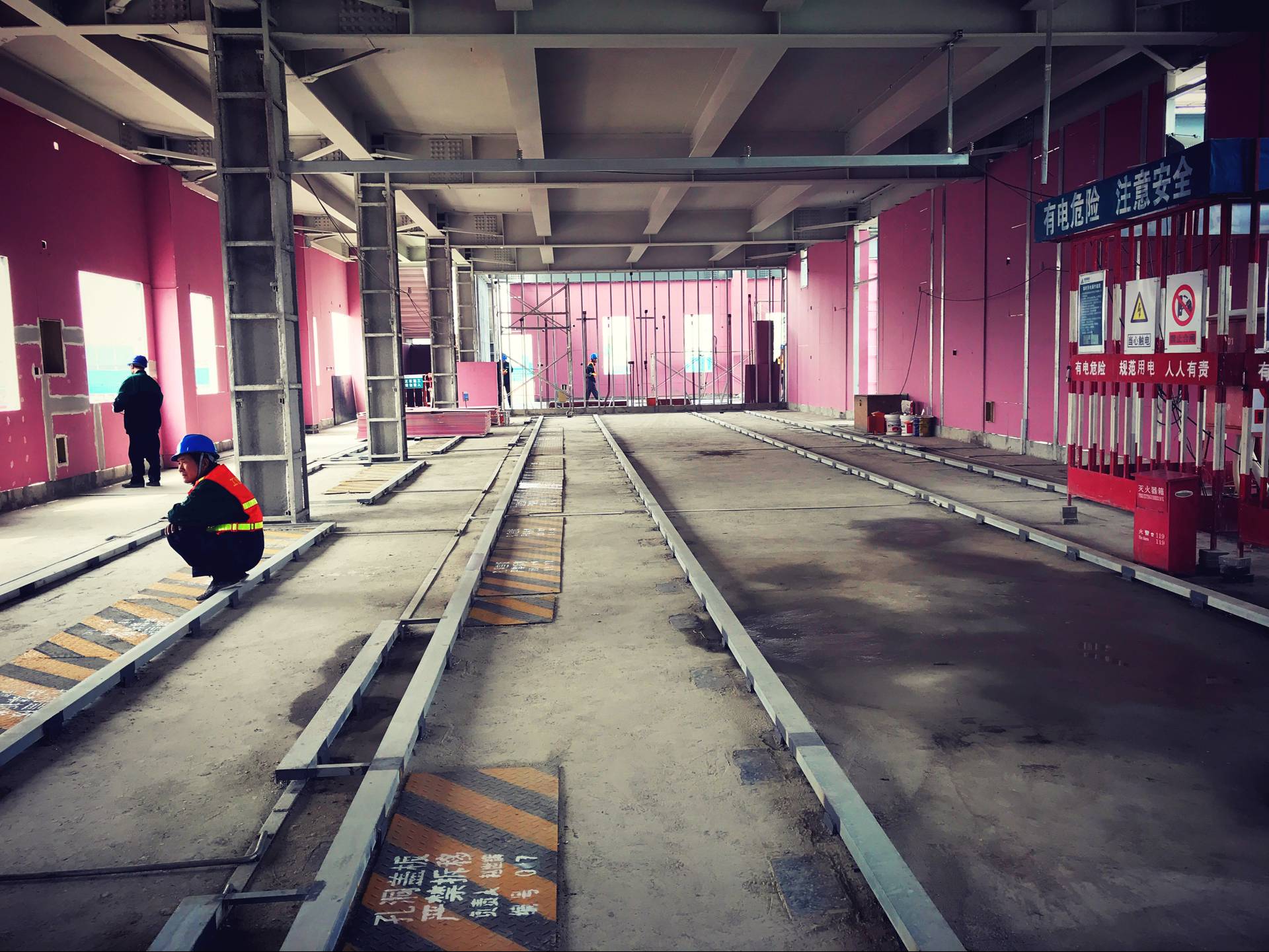 　　2018年4月28日，隨著最后一塊屋面板澆注完成，由國網(wǎng)北京市電力公司負(fù)責(zé)建設(shè)的新機(jī)場(chǎng)東、西兩座110千伏變電站主體結(jié)構(gòu)也順利封頂。在完成外墻板安裝后，預(yù)計(jì)東、西變電站本體將于2018年6月份全面完工，助力機(jī)場(chǎng)建設(shè)提速