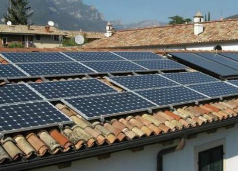 2018年3月，國(guó)家能源局發(fā)布《2018年能源工作指導(dǎo)意見(jiàn)》，明確提出將繼續(xù)聚焦深度貧困地區(qū)，實(shí)施“十三五”光伏扶貧計(jì)劃，加強(qiáng)光伏扶貧項(xiàng)目管理，保障光伏扶貧工作穩(wěn)妥有序開(kāi)展。并下達(dá)村級(jí)光伏扶貧電站規(guī)模約1500萬(wàn)千瓦，惠及約200萬(wàn)建檔立卡貧困戶(hù)