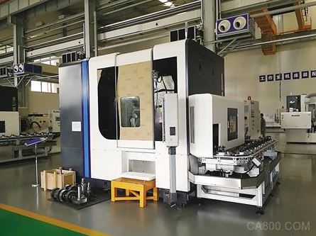 
	 


	重機(jī)磨齒機(jī) 重慶機(jī)床集團(tuán)供圖


	


	日前，重慶市高端制造裝備技術(shù)創(chuàng)新戰(zhàn)略聯(lián)盟在重慶大學(xué)揭牌成立，將通過整合行業(yè)科技資源、融通技術(shù)研發(fā)，加快研究成果的共享與轉(zhuǎn)化，推動高端制造裝備產(chǎn)業(yè)整體升級。


	


	高端裝備制造業(yè)不僅是重慶市的傳統(tǒng)優(yōu)勢產(chǎn)業(yè)，而且也是整個大工業(yè)范疇的支撐產(chǎn)業(yè)，它的技術(shù)水平和創(chuàng)新能力直接決定了其他相關(guān)產(chǎn)業(yè)的發(fā)展基礎(chǔ)