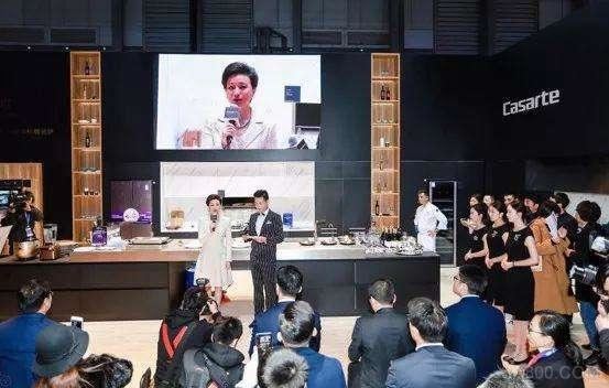 
	 


	


	觀點 | 東方衛(wèi)視專程直播！海爾首發(fā)全場景定制化智慧成套方案終結(jié)真假智能之爭


	


	2018AWE期間，東方衛(wèi)視專題，直播了海爾的全場景定制化智慧成套方案，這引起了我的興趣。專題片以“智慧定制美好生活”為題，介紹了海爾為智能家居領(lǐng)域所做的探索與努力，也由此引出海爾在物聯(lián)網(wǎng)時代平臺品牌戰(zhàn)略成果：創(chuàng)成智慧家庭第一平臺品牌