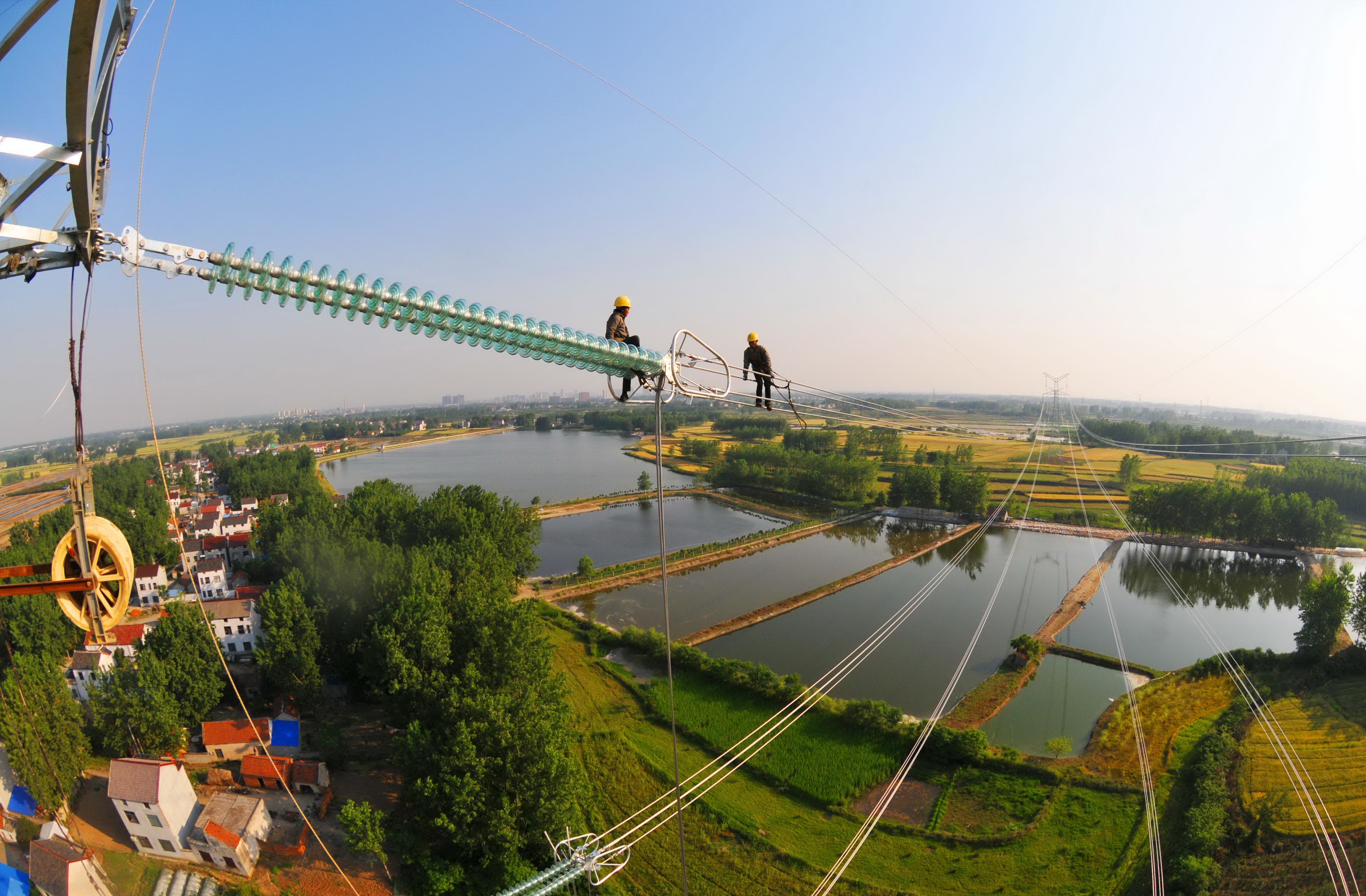 電力工人在高空建設(shè)電網(wǎng)。（宋衛(wèi)星 攝）　　4月26日，記者從國網(wǎng)安徽省電力有限公司二季度工作會(huì)議上獲悉，該公司將加快安徽電網(wǎng)高質(zhì)量發(fā)展，提高電網(wǎng)整體功能和效率，建設(shè)好堅(jiān)強(qiáng)智能電網(wǎng)