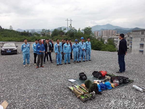 

　　農(nóng)村電氣化網(wǎng)訊：為提升員工的業(yè)務(wù)技能，強(qiáng)化員工安全意識(shí)。近日，務(wù)川供電局開(kāi)展了為期3天的“一縣一場(chǎng)”實(shí)操培訓(xùn)，共計(jì)67人參加