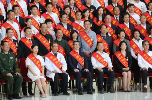 
			              4月28日，浙江省慶祝“五一”國際勞動節(jié)暨表彰勞模先進大會在浙江省人民大會堂舉行，超威集團董事長周明明榮獲“全國五一勞動獎章”和“浙江省勞動模范”兩項榮譽，接受省委省政府的隆重表彰，并成為全省電池行業(yè)唯一獲此殊榮的企業(yè)家。
“全國五一勞動獎章”是中華全國總工會授予在中國特色社會主義建設中做出突出貢獻的勞動者的光榮稱號，是中國工人階級的最高榮譽獎項之一