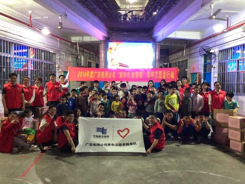 　　“五四”前夕，全國(guó)2017年宣傳推選學(xué)雷鋒志愿服務(wù)“四個(gè)100”先進(jìn)典型活動(dòng)結(jié)果出爐了！榜上赫然有著一個(gè)充滿光亮和溫度的項(xiàng)目——南方電網(wǎng)“藍(lán)公益”志愿服務(wù)項(xiàng)目！

　　這是一次什么樣的評(píng)選？

　　宣傳推選學(xué)雷鋒志愿服務(wù)“四個(gè)100”先進(jìn)典型活動(dòng)，是由中央文明辦、國(guó)務(wù)院國(guó)資委、共青團(tuán)中央等上級(jí)單位聯(lián)合舉辦的全國(guó)性活動(dòng)。要獲得這項(xiàng)榮譽(yù)，必須要通過宣傳發(fā)動(dòng)、擇優(yōu)推薦、集中展示、群眾投票、