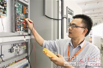  有一群人在藏北的大雪里播種“太陽(yáng)”。2016年11月，陽(yáng)光電源在西藏雙湖這座平均海拔5000米以上的天空之城成功建成光儲(chǔ)柴微網(wǎng)，締造了“陽(yáng)光”奇跡