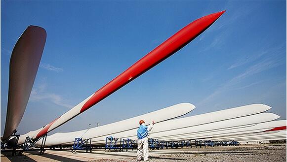  　　單機(jī)50MW的海上風(fēng)力發(fā)電機(jī)已經(jīng)在路上。


 
圖片來源：視覺中國
 
　　據(jù)美國Greentech Media報(bào)道，一組用于50MW風(fēng)力發(fā)電機(jī)的渦輪葉片將于今年夏天開始實(shí)物測試