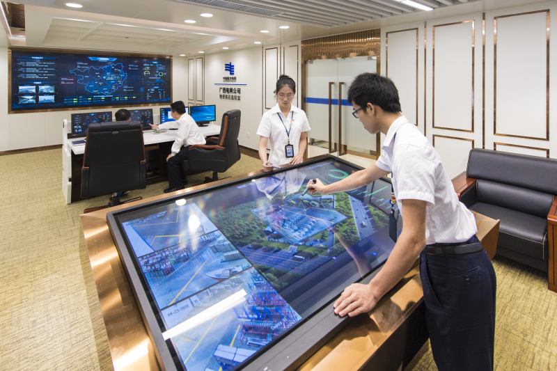 
　　廣西電網(wǎng)公司物資采購供應(yīng)監(jiān)控中心工作人員正在使用監(jiān)控沙盤查看一級(jí)倉庫實(shí)時(shí)畫面。

　　本網(wǎng)訊 4月23日，位于廣西電網(wǎng)公司的南方電網(wǎng)公司首個(gè)物資采購供應(yīng)監(jiān)控中心內(nèi)，碩大的電子屏幕上，廣西電網(wǎng)重點(diǎn)項(xiàng)目所需物資總量、采購數(shù)量等數(shù)據(jù)以列表形式呈現(xiàn)，一目了然