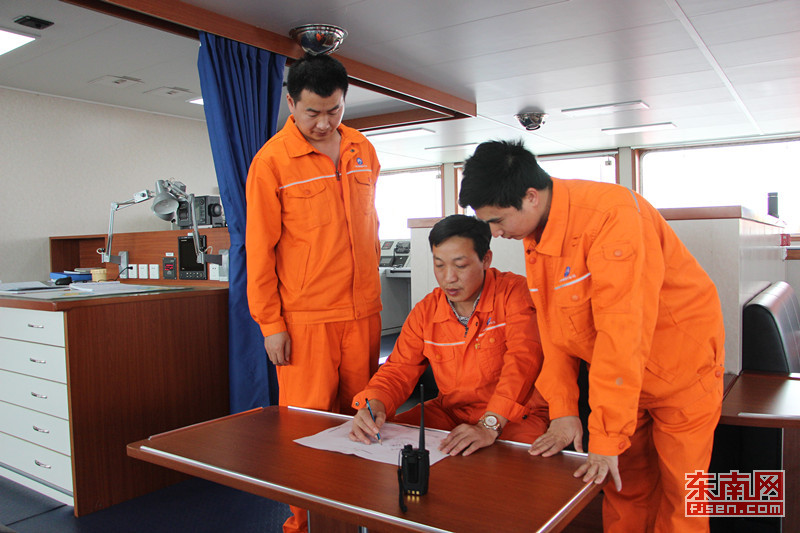 　　海上風(fēng)電作業(yè)平臺(tái)大橋福船
　　五一節(jié)前夕，位于福清興化灣的海上風(fēng)電項(xiàng)目一期工程的Y08號(hào)風(fēng)機(jī)順利完成安裝。這也是省船舶工業(yè)集團(tuán)自主研發(fā)、制造的海上風(fēng)電一體化移動(dòng)作業(yè)平臺(tái)——“大橋福船”號(hào)的首秀