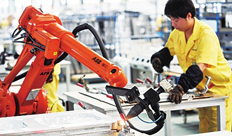 
	今年第一季度，三水區(qū)新增15家企業(yè)實(shí)施機(jī)器換人，新增178臺(tái)（套）機(jī)械臂、機(jī)器人、自動(dòng)化加工中心等。得益于市場(chǎng)大環(huán)境向好、省市區(qū)的扶持實(shí)體經(jīng)濟(jì)政策，機(jī)器換人的企業(yè)總量越來(lái)越多，加速三水智能制造發(fā)展