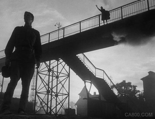 
	3年誰(shuí)搬走，5年誰(shuí)搬走，環(huán)保過(guò)后，成都現(xiàn)有家具園區(qū)搬離的傳言一直就在。這并不是空穴來(lái)風(fēng)！新一線城市排名榜首，國(guó)家中心城市戰(zhàn)略布局，成都的發(fā)展日新月異，節(jié)奏正在不停的變化，這一系列的改變將打破原有產(chǎn)業(yè)布局