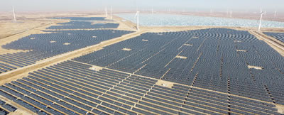                                         
	
	華能沾化風(fēng)光互補(bǔ)扶貧項目

	
	隆基樂葉副總裁唐旭輝前往項目現(xiàn)場 

	
	企業(yè)員工無償參與到光伏的安裝過程中

	　　渤海之濱，黃河之尾，在濱州市沾化區(qū)北部的古老而沉寂的鹽堿灘上，50臺風(fēng)力發(fā)電機(jī)迎風(fēng)起舞，風(fēng)機(jī)下面是一眼望不到邊的單晶光伏發(fā)電組件陣列。

	　　這是一座200兆瓦級風(fēng)光同場發(fā)電站，是當(dāng)前全國最大的光伏扶貧電站，也是華能集團(tuán)第一個扶貧光伏電站，于2017年6月28日順利并網(wǎng)