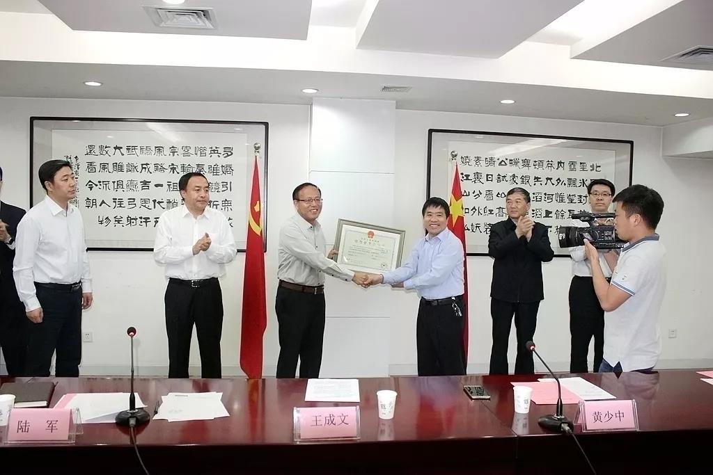 
	中國儲(chǔ)能網(wǎng)訊：今天（5月3日），西北能監(jiān)局頒發(fā)了轄區(qū)內(nèi)首張?jiān)隽颗潆姌I(yè)務(wù)許可證，陜西煤業(yè)股份集團(tuán)旗下的銅川欣榮配售電公司（第一批售電公司）喜拿首張?jiān)S可證。


	



	根據(jù)發(fā)布的信息顯示，在4月18日，西北能監(jiān)局就已經(jīng)審核全部材料并做出了準(zhǔn)予許可的決定，這讓銅川欣榮配售電有限公司成為西北能源監(jiān)管局轄區(qū)擁有配電網(wǎng)運(yùn)營權(quán)的售電公司