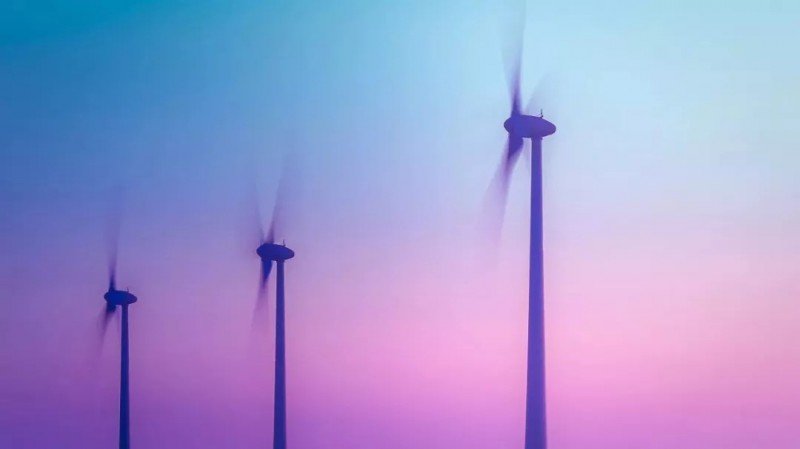  　　風(fēng)力發(fā)電作為新能源的第一大發(fā)電主力，面臨著一大瓶頸就是棄風(fēng)限電問題。儲能就是伴隨新能源快速發(fā)展的契機下，由于其能改善電能質(zhì)量，吸納棄風(fēng)棄光電量的優(yōu)勢得到新能源業(yè)內(nèi)的重視，電力投資企業(yè)、電網(wǎng)公司等對儲能電站的關(guān)注也達(dá)到了空前熱度