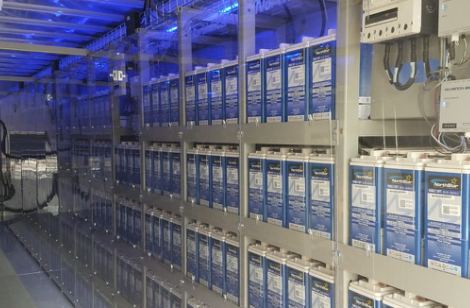 
	中國儲(chǔ)能網(wǎng)訊：日前據(jù)悉，密蘇里州斯普林菲爾德市政公用事業(yè)部與當(dāng)?shù)氐碾姵刂圃焐毯献鞑渴鹆艘粋€(gè)儲(chǔ)能試點(diǎn)項(xiàng)目。該公司正在測(cè)試傳統(tǒng)鉛酸蓄電池的潛力，以幫助管理電力高峰需求，并延長(zhǎng)變電站設(shè)備的使用壽命