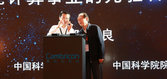 　　【中國儀表網(wǎng) 儀表上游】5月3日，中國科學(xué)院孵化企業(yè)、智能芯片設(shè)計(jì)公司寒武紀(jì)科技在上海發(fā)布了新一代云端人工智能芯片MLU100，這是我國第一款云端人工智能芯片。  (圖片來自寒武紀(jì)科技) 　　人工智能芯片模仿了人腦神經(jīng)網(wǎng)絡(luò)結(jié)構(gòu)，一條指令即可完成一組神經(jīng)元的處理