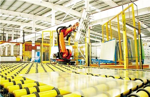 
	


	圖為東莞南玻太陽能玻璃有限公司壓延生產線冷端


	中國儲能網訊：中國南玻集團股份有限公司近日發(fā)布2017年年度報告。報告顯示，2017年公司實現營業(yè)收入108．79億元，同比增長19．05億元，增幅21．23％，這是南玻集團上市25年來營收首次突破百億元，創(chuàng)下歷史新高；全年實現凈利潤8．29億元，同比增長0．24億元，增幅3．04％，歸屬于母公司凈利潤8．25億元，同比增長0．28億元，增幅3．47％