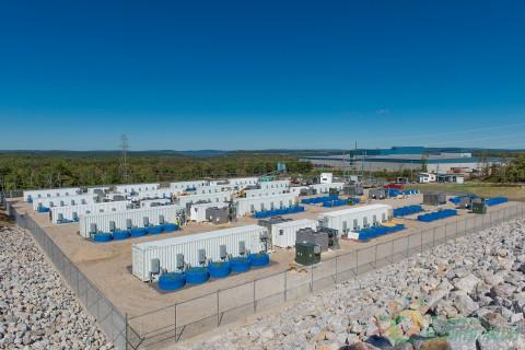 
	中國儲能網訊：挪威國家石油公司投資的儲能開發(fā)商Convergent Energy + Power（Convergent）是北美最大的純儲能運營商，宣布收購紐約州Stephentown和Hazle Township 40 MW飛輪儲能項目。從Rockland Capital購買的飛輪儲能系統自2011年和2014年以來一直穩(wěn)定地為電網提供服務，由400個5噸碳復合材料和鋼制飛輪組成的組合系統可以在幾秒內移動8000萬瓦的電力（郊區(qū)白天平均每戶使用5000瓦電力），幫助電力穩(wěn)定流動