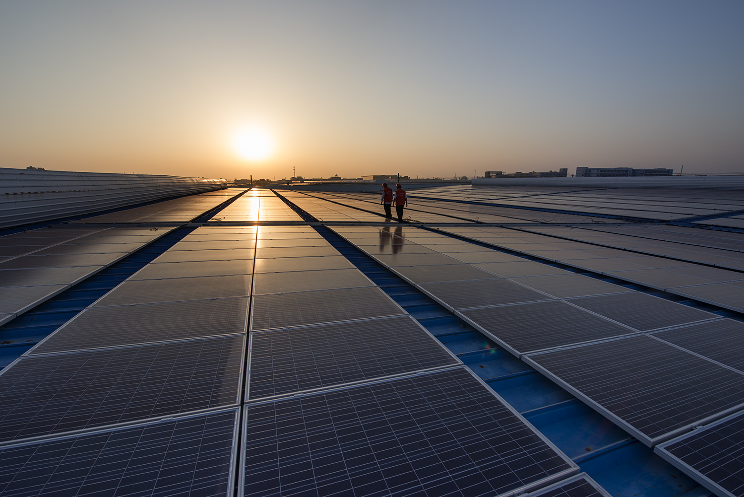 近日，工業(yè)和信息化部、國家能源局等6部委印發(fā)了《智能光伏產(chǎn)業(yè)發(fā)展行動計劃（2018-2020年）》（工信部聯(lián)電子〔2018〕68號）（下稱《行動計劃》）明確：加快發(fā)展先進制造業(yè)，加快提升光伏產(chǎn)業(yè)智能制造水平，推動互聯(lián)網(wǎng)、大數(shù)據(jù)、人工智能等與光伏產(chǎn)業(yè)深度融合，鼓勵特色行業(yè)智能光伏應(yīng)用，促進我國光伏產(chǎn)業(yè)邁向全球價值鏈中高端。財經(jīng)日歷資訊快遞貴金屬模擬交易貴金屬專家直播室金投網(wǎng)貴金屬行情軟件光伏是未來全球先進產(chǎn)業(yè)競爭的制高點