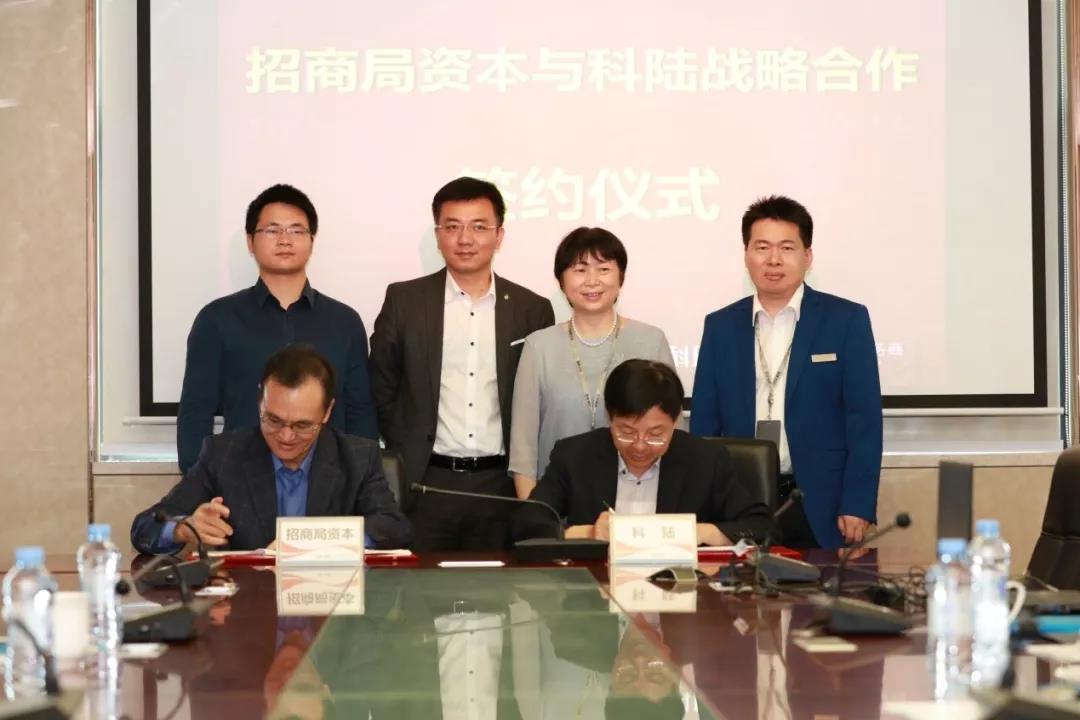 
	中國(guó)儲(chǔ)能網(wǎng)訊：近日，深圳市科陸電子科技股份有限公司（以下簡(jiǎn)稱(chēng)“科陸”）與招商局資本管理有限責(zé)任公司（以下簡(jiǎn)稱(chēng)“招商局資本”）戰(zhàn)略合作簽約儀式在科陸大廈隆重舉行。招商局資本副總經(jīng)理、高級(jí)董事總經(jīng)理?xiàng)畎偾壬?，董事總?jīng)理余江先生，科陸董事長(zhǎng)饒陸華先生，副總裁桂國(guó)才先生，科陸子公司車(chē)電網(wǎng)總經(jīng)理王京女士等出席簽約儀式