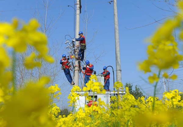 
　　電力員工在開展農(nóng)網(wǎng)升級改造。（宋衛(wèi)星 攝）

　　5月2日，隨著《關(guān)于統(tǒng)籌推進(jìn)扶貧工作的實施意見》印發(fā)，國網(wǎng)安徽省電力有限公司扶貧三年攻堅計劃正式啟動