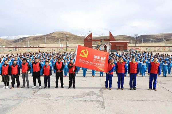 
　　5月7日，在海拔4500米的青海玉樹州玉樹市上拉秀鄉(xiāng)中心寄校，舉行了一場特殊的授旗儀式。來自國網(wǎng)浙江杭州供電公司的全國勞模史文斌，代表國家電網(wǎng)浙江電力（杭州）紅船共產(chǎn)黨員服務(wù)隊，向當(dāng)?shù)?名藏族黨員授予了“國家電網(wǎng)浙江電力（杭州）紅船共產(chǎn)黨員服務(wù)隊玉樹分隊”的旗幟