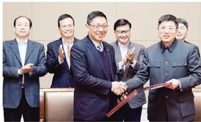 
	中國(guó)儲(chǔ)能網(wǎng)訊：日前舉行的港華金壇儲(chǔ)氣庫(kù)擴(kuò)大合作簽約儀式傳出消息稱，作為我國(guó)城鎮(zhèn)燃?xì)馐讉€(gè)大規(guī)模地下鹽穴儲(chǔ)氣項(xiàng)目及商業(yè)儲(chǔ)氣項(xiàng)目，港華金壇儲(chǔ)氣庫(kù)一期3口井已于今年1月竣工并通過(guò)驗(yàn)收，計(jì)劃7月正式投入運(yùn)營(yíng)。項(xiàng)目二期7口井也已于3月啟動(dòng)建設(shè)，預(yù)計(jì)將在2022年完工