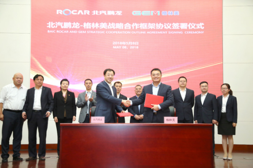 
	中國(guó)儲(chǔ)能網(wǎng)訊：5月8日，在北京汽車集團(tuán)有限公司（以下簡(jiǎn)稱“北汽集團(tuán)”）研發(fā)基地，北京北汽鵬龍汽車服務(wù)貿(mào)易股份有限公司（以下簡(jiǎn)稱“北汽鵬龍”）與格林美股份有限公司（以下簡(jiǎn)稱“格林美”）簽署了《關(guān)于退役動(dòng)力電池回收利用等領(lǐng)域的戰(zhàn)略合作框架協(xié)議》。雙方將在共建新能源汽車動(dòng)力電池回收體系、退役動(dòng)力 電池梯次利用、廢舊電池資源化處理、報(bào)廢汽車回收拆解及再生利用等循環(huán)經(jīng)濟(jì)領(lǐng)域以及新能源汽車銷售及后服務(wù)等領(lǐng)域展開(kāi)深度合作，共同推動(dòng)中國(guó)新能源汽車產(chǎn)業(yè)的健康、綠色、可持續(xù)發(fā)展