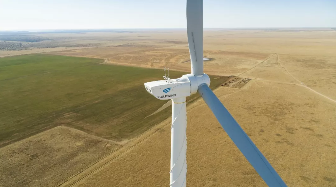                        2018年5月8日，新疆金風(fēng)科技股份有限公司（下稱“金風(fēng)科技”）全資子公司金風(fēng)美國在芝加哥宣布：美國境內(nèi)首臺GW3.0MW(S)平臺智能風(fēng)機(jī)完成吊裝，截至目前，已成功實現(xiàn)并網(wǎng)滿發(fā)，運(yùn)行穩(wěn)定。  該機(jī)組位于美國德克薩斯州坎寧市（Canyon）內(nèi)由西德克薩斯農(nóng)工大學(xué)（WT A&M）、美國安全檢測實驗室（UL）與金風(fēng)科技共同開發(fā)建設(shè)的試驗風(fēng)場