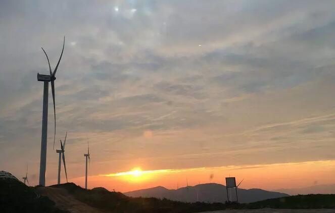                        　　2018年的這個春天，對于三一重能而言可謂捷報頻傳?！　〕伺c大型央企、地方政府等各方的合作獲得順利進(jìn)展；4月中旬，三一重能3.XMW陸上最長葉片也成功下線