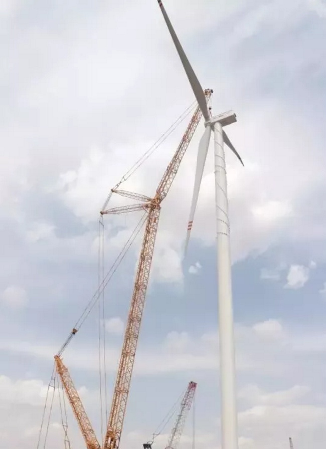                        5月3日，在張北試驗風場，三一重能140m柔塔搭載SE13125機型完成吊裝，進入柔塔認證測試階段。 據(jù)了解，張北樣機輪轂中心總高度達140m，三一重能由此成為國內第三家擁有140m柔塔項目業(yè)績的廠家