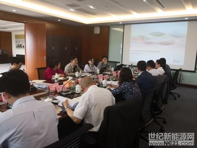 

國(guó)電南自微電網(wǎng)項(xiàng)目順利通過(guò)驗(yàn)收

中國(guó)儲(chǔ)能網(wǎng)訊：國(guó)電南京自動(dòng)化股份有限公司“商業(yè)微電網(wǎng)”、“多能微網(wǎng)”、“微電網(wǎng)控制與儲(chǔ)能系統(tǒng)”等三項(xiàng)微電網(wǎng)項(xiàng)目在江寧科技園順利通過(guò)驗(yàn)收。三個(gè)項(xiàng)目的建設(shè)使國(guó)電南自在微電網(wǎng)及冷熱電多能利用領(lǐng)域形成了一整套系統(tǒng)解決方案，展現(xiàn)了公司在“互聯(lián)網(wǎng)+”智慧能源領(lǐng)域的最新科研成果，同時(shí)，也為公司在新能源微網(wǎng)及主動(dòng)配電網(wǎng)等相關(guān)專業(yè)領(lǐng)域的產(chǎn)品技術(shù)應(yīng)用提供了試驗(yàn)、試點(diǎn)平臺(tái)