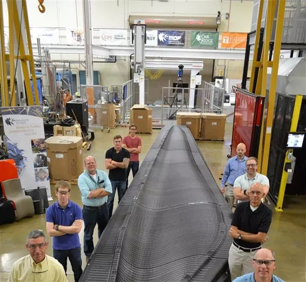  　　在大眾的認識中，或許3D打印只能做些小玩意，幾十米高的風力發(fā)電機似乎與3D打印沒什么關系。而桑迪亞國家實驗室再一次刷新了我們的認識， 桑迪亞去年探索了3D打印的太陽能電池板，最近又開發(fā)出由3D打印模具制造的第一臺風力發(fā)單機的巨大葉片，并由此獲得了技術轉讓聯(lián)邦實驗室聯(lián)盟的2018年國家技術焦點獎