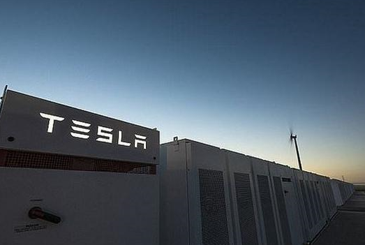 
	中國(guó)儲(chǔ)能網(wǎng)訊：在日前與分析師對(duì)話的電話會(huì)議上，特斯拉公司首席執(zhí)行官伊隆·馬斯克表示，該公司可能會(huì)在幾個(gè)月內(nèi)推出一個(gè)千兆瓦時(shí)規(guī)模的儲(chǔ)能項(xiàng)目。


	馬斯克表示，特斯拉公司在南澳大利亞州的儲(chǔ)能項(xiàng)目的響應(yīng)電網(wǎng)電壓水平毫秒級(jí)變化的能力引起了更多公用事業(yè)公司的關(guān)注，并為其部署更大的儲(chǔ)能項(xiàng)目創(chuàng)造了需求