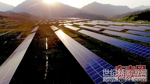  

鳥瞰昌盛現(xiàn)代農(nóng)業(yè)大棚光伏發(fā)電站(李義友攝)

東南網(wǎng)訊（通訊員 李義友）5月8日，福建省占地面積最大的光伏發(fā)電+農(nóng)業(yè)模式“昌盛現(xiàn)代農(nóng)業(yè)大棚光伏發(fā)電站”一期工程正式投運(yùn)。

昌盛現(xiàn)代農(nóng)業(yè)大棚光伏發(fā)電站項(xiàng)目是福建省占地面積最大的“光伏發(fā)電+農(nóng)業(yè)”模式項(xiàng)目，總投資15億元，座落在浦城縣仙陽(yáng)鎮(zhèn)早田村，于2017年下半年開始動(dòng)工