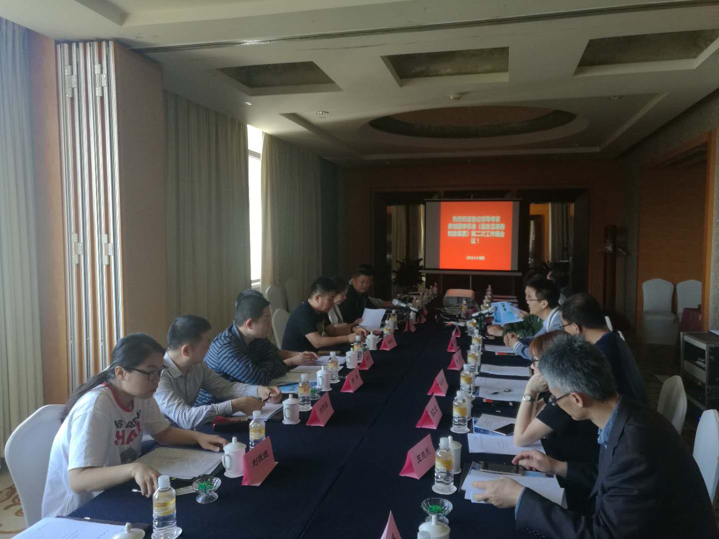 　　【中國儀表網 儀表會議】2018年5月9日，由中國儀器儀表行業(yè)協(xié)會電工儀器儀表分會組織的團體標準巜組合互感器檢驗裝置》第二次工作組會議在江蘇南京召開。  (圖片來自中國電工儀器儀表信息網) 　　目前在6kV—35kV電網電能計量裝置中，計量用互感器主要采用三相組合互感器，三相組合互感器檢定裝置的準確性和可靠性必須經過試驗驗證，因此需要建立相關檢測規(guī)范