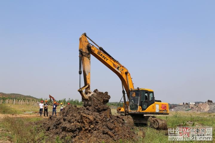 

5月9日，在湖州市吳興區(qū)埭溪鎮(zhèn)東紅村，施工人員正在銅寶塢石礦的廢棄礦上進(jìn)行打樁作業(yè)，為建設(shè)60MW地面光伏發(fā)電項(xiàng)目做準(zhǔn)備。當(dāng)日，道路建設(shè)、場(chǎng)地平整等各項(xiàng)工作全面展開
