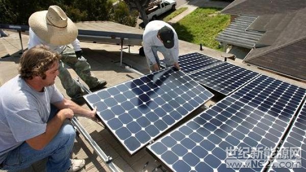 

在美國(guó)加州圣莫尼卡的一幢住宅樓頂上，太陽(yáng)能電力公司的員工正在安裝光伏系統(tǒng)。

近年來(lái)一直以清潔能源利用“急先鋒”示人的美國(guó)加利福尼亞州，可能成為全美第一個(gè)強(qiáng)制在大多數(shù)新建房屋屋頂上安裝太陽(yáng)能系統(tǒng)的州