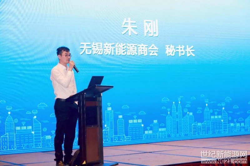 當(dāng)政策和市場(chǎng)雙輪驅(qū)動(dòng)，新形勢(shì)下的分布式光伏如何發(fā)展?5月9日，由陽(yáng)光電源主辦，無(wú)錫新能源商會(huì)、阿特斯陽(yáng)光電力集團(tuán)、光伏經(jīng)銷商聯(lián)盟協(xié)辦的“陽(yáng)光三人行”，再次蓄力起航，攜手光伏大咖齊聚無(wú)錫，聚焦新形勢(shì)下分布式光伏如何步入高效優(yōu)質(zhì)發(fā)展之路。
 
近年來(lái)，分布式光伏發(fā)電項(xiàng)目成為能源行業(yè)投資新方向，無(wú)錫新能源商會(huì)秘書長(zhǎng)朱剛在會(huì)議致辭中說(shuō)到：“分布式光伏已經(jīng)成為光伏行業(yè)發(fā)展的重要方向，光伏企業(yè)一定要以技術(shù)創(chuàng)新來(lái)驅(qū)動(dòng)更低度電成本的實(shí)現(xiàn)，擺脫補(bǔ)貼依賴，真正實(shí)現(xiàn)光伏電站發(fā)電的內(nèi)