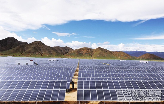 

光伏業(yè)進(jìn)入平價微利時代 專家呼吁企業(yè)加速技術(shù)創(chuàng)新和提質(zhì)增效

導(dǎo)讀

行業(yè)人士指出，中國的光伏產(chǎn)業(yè)經(jīng)過前些年大跨步迅猛發(fā)展，目前產(chǎn)業(yè)發(fā)展的宏觀目標(biāo)已有所調(diào)整，發(fā)展重點(diǎn)要從提高規(guī)模轉(zhuǎn)向提質(zhì)增效和推進(jìn)技術(shù)進(jìn)步上來。

連續(xù)5年新增裝機(jī)規(guī)模全球第一的中國光伏行業(yè)，即將迎來新的平價微利時代