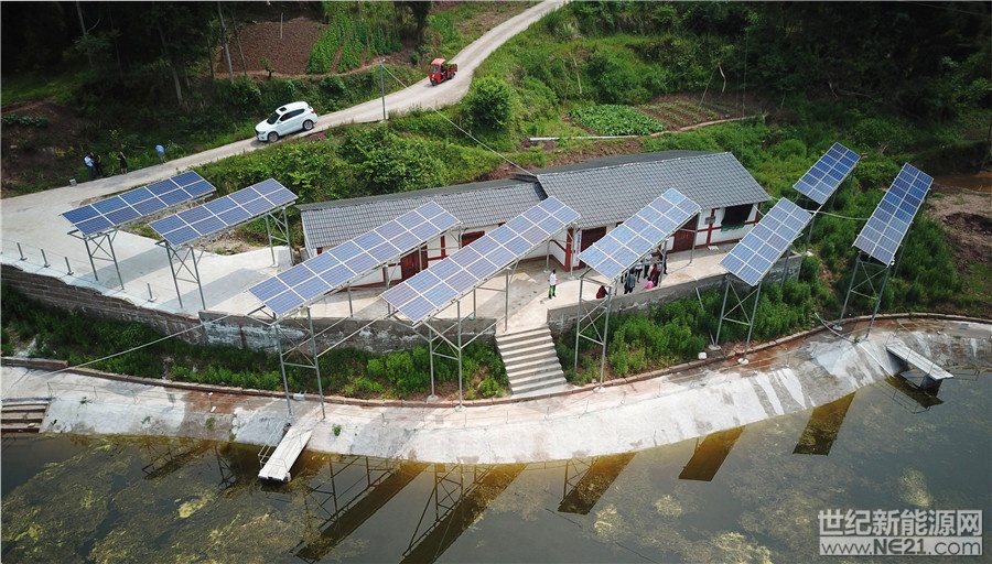 5月8日，航拍的廣安市廣安區(qū)悅來鎮(zhèn)中和村光伏發(fā)電站是一道美麗的風(fēng)景線。







廣安市廣安區(qū)悅來鎮(zhèn)中和村是省級貧困村，去年10月在原駐村第一書記、廣安區(qū)農(nóng)工委干部蔣智勇的牽線搭橋下，該村整合25.5萬元產(chǎn)業(yè)扶持金啟動了光伏發(fā)電站建設(shè)，目前該項(xiàng)目已經(jīng)全部竣工，預(yù)計本月底可以發(fā)電