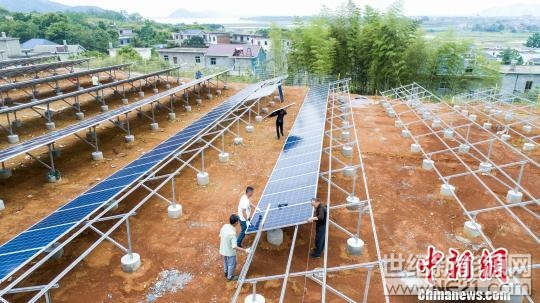 

5月10日，江西都昌縣一光伏扶貧電站裝機施工現(xiàn)場?！　　「到ū蟆z



航拍江西都昌縣一光伏扶貧電站裝機施工現(xiàn)場