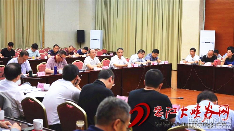 

5月10日，中共怒江州委書記納云德，州委副書記、州長李文輝與中電電氣集團公司、華陸工程科技有限公司負責人座談，聽取瀘水多晶硅新材料扶貧項目選址報告及相關工作情況匯報，研究推進項目建設工作。

會上，華陸工程科技有限公司負責人就項目選址情況進行匯報，云南湖柏環(huán)評科技有限公司就選址環(huán)評情況提出意見，瀘水多晶硅新材料扶貧項目前期推進工作小組辦公室對相關工作推進情況進行匯報，州級相關部門及瀘水市負責人發(fā)表意見