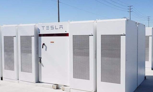 
	中國(guó)儲(chǔ)能網(wǎng)訊：據(jù)國(guó)外媒體報(bào)道，特斯拉在澳大利亞南部修建的巨型Powerpack儲(chǔ)能系統(tǒng)投入運(yùn)營(yíng)已經(jīng)超過(guò)6個(gè)月了，而最近我們看到了它對(duì)當(dāng)?shù)啬茉词袌?chǎng)產(chǎn)生的巨大影響。


	根據(jù)一份最新的報(bào)告顯示，特斯拉這座設(shè)施大幅降低了當(dāng)?shù)啬茉淳W(wǎng)絡(luò)服務(wù)成本，并且已經(jīng)占據(jù)了澳大利亞南部FCAS大部分的市場(chǎng)份額