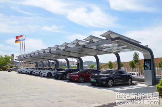  隨著新能源汽車的迅速興起，光伏充電車棚已經(jīng)慢慢走進我們的生活，然而，您見過集“充電、光伏、儲能”一體化的智慧車棚嗎？智慧能源、智慧交通與智慧信息融合一體，不止能光伏發(fā)電，還有充電放電、大數(shù)據(jù)分析存儲、車輛診斷、智慧泊車、智能監(jiān)控、聲光報警、消防集成、無線wifi等各種智能化功能，車棚雖小，一應(yīng)俱全。近日，特來電“充、光、儲”智慧車棚建設(shè)完成并投入運營